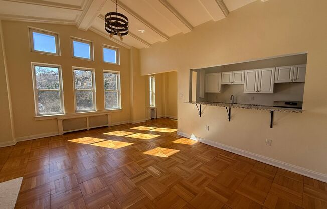 1 bed, 1 bath, 803 sqft, $2,450, Unit Royal York 1106