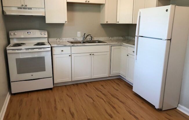 2 bd 1 ba duplex in a Great Location