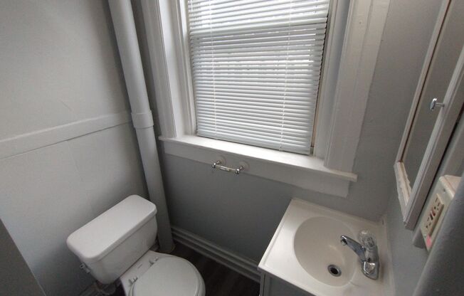 3 beds, 1 bath, 5 sqft, $1,675, Unit 3B