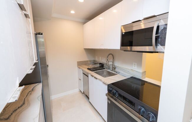 1 Bedroom + Den / 1 Bath Condo w/ patio and parking! $3100/month in La Jolla