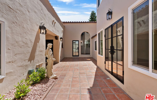 1527 N BEVERLY DR