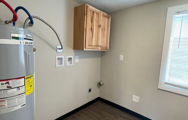 2 beds, 1 bath, 706 sqft, $1,300, Unit Coll140