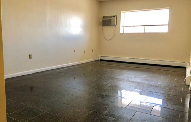 2 beds, 1 bath, $2,100, Unit 4