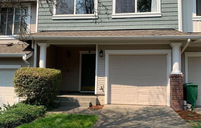 Gated 2 beds 2.5 baths townhome in Ashburn Renton