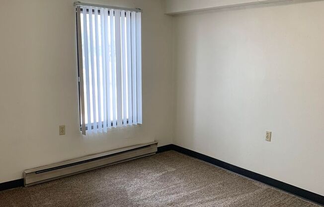 2 beds, 1 bath, $825, Unit 1502-23