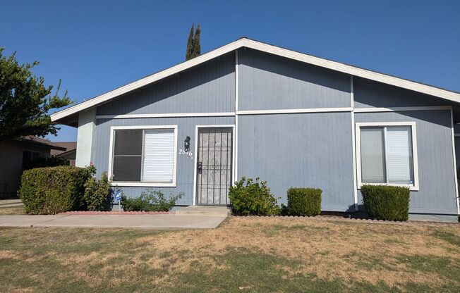 Cozy 2 bedroom front unit home in SW Bakersfield