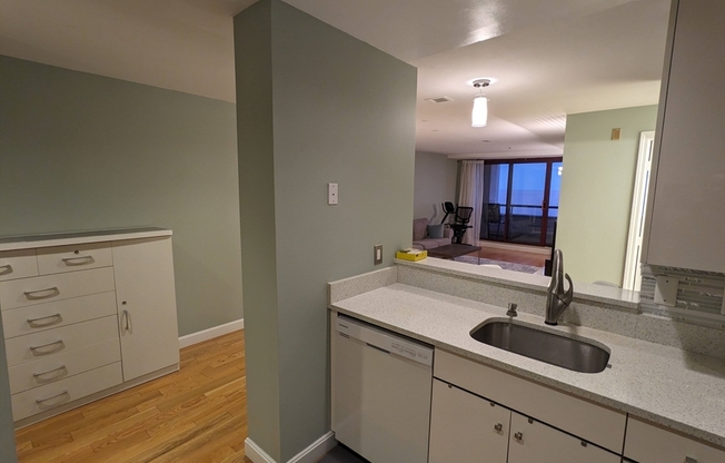 1 bed, 1 bath, 975 sqft, $2,800, Unit 9