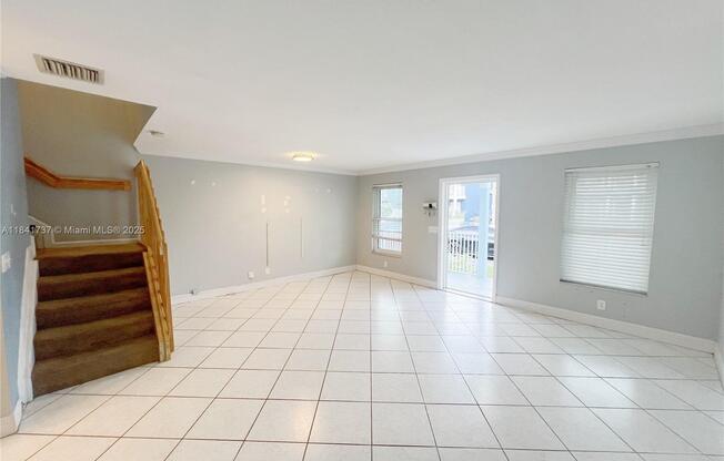 5565 SW 43 ST