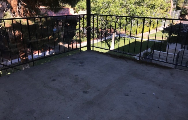 BEAUTIFUL 2 BEDS 1 1/2  BATHROOM APARTMENT PLUS 1 CAR GARAGE MLOVE IN SPECIAL