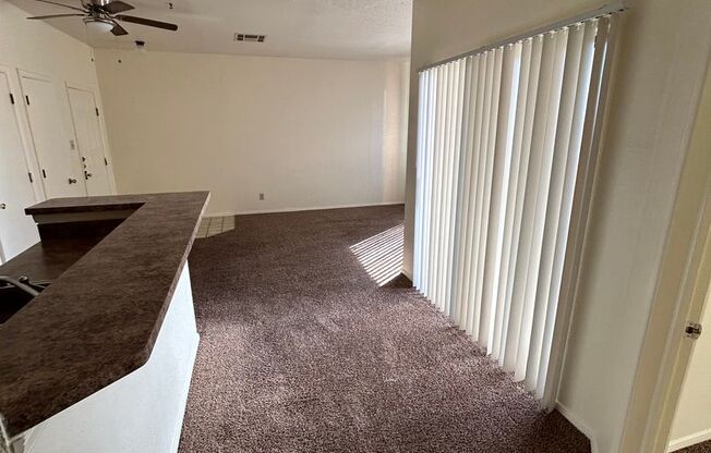 2 beds, 1 bath, 861 sqft, $970, Unit 04