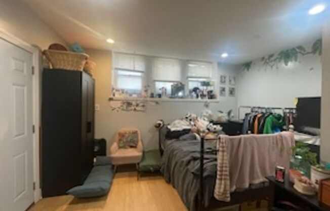 Studio, 1 bath, 300 sqft, $990, Unit 3412 Spring Partners LP-LLM ( Far East-PECO)