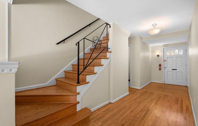 4 Bedroom 3.5 Bathroom - Van Ness/Tenleytown Semi Detached Home - Attached 1 Car Garage