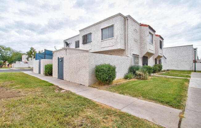 Wonderful Townhome centrally located.  Kitchen just updated and looks Amazing!!!  New Gate!!!  Available now!!!
