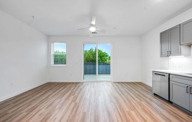 Studio, 1 bath, 476 sqft, $1,375