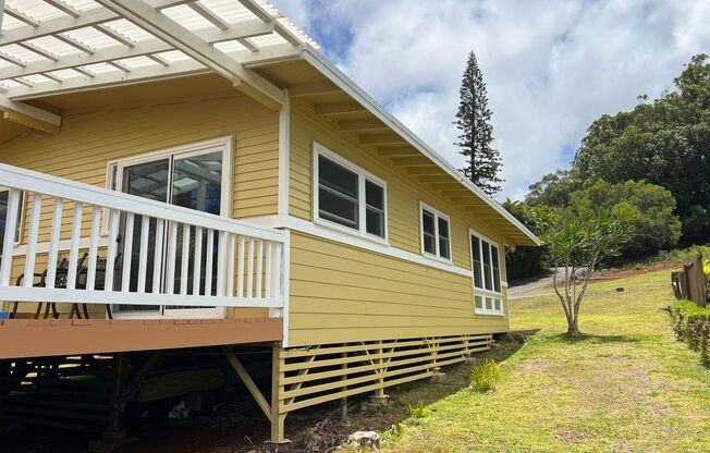 Charming Kalae Cottage with Ocean Views & Mountain Breezes