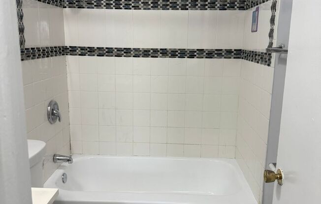 2 beds, 1 bath, 800 sqft, $1,400, Unit 4RW-14