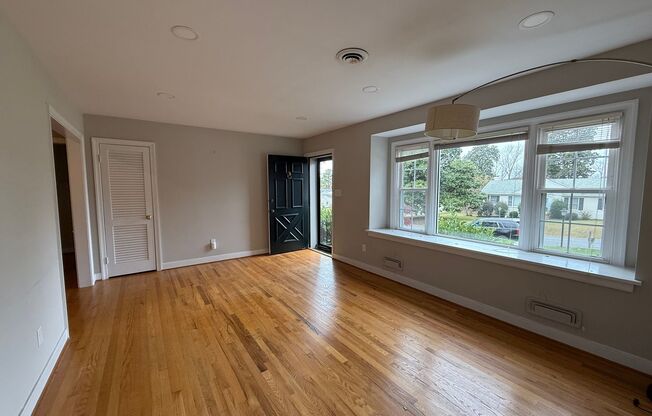 Three Bedroom Two Bath Home in Ridgeview/Parham & Ridge Area. Available in December!