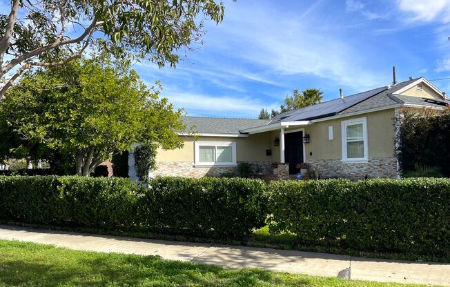 Luxurious Retreat: Stylish 3 Bed, 3 Bath Home in Granada Hills