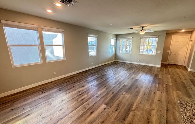 Stunning 3Bed/2Bath/2Car Townhome located in the N. Las Vegas/Tule Springs area!