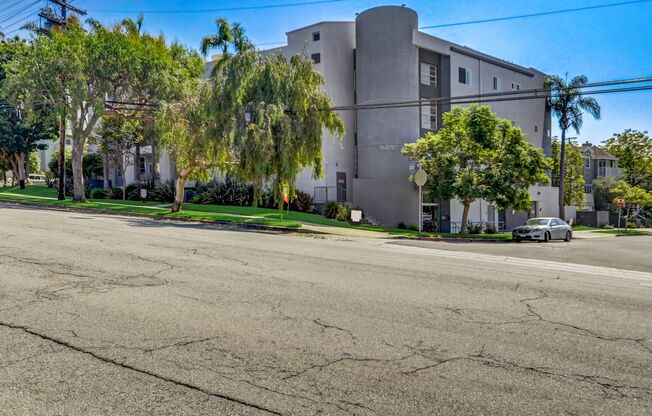 16070 Sunset Blvd