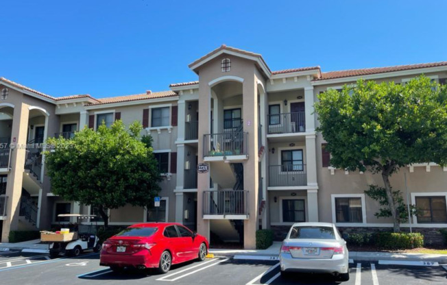 Live in this spacious 2 bedrooms, 2 full bathrooms unit in The Courts at Bayshore II