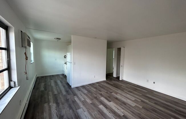 1 bed, 1 bath, $700, Unit PARK- APT 2 GLENWAY 5774/5776