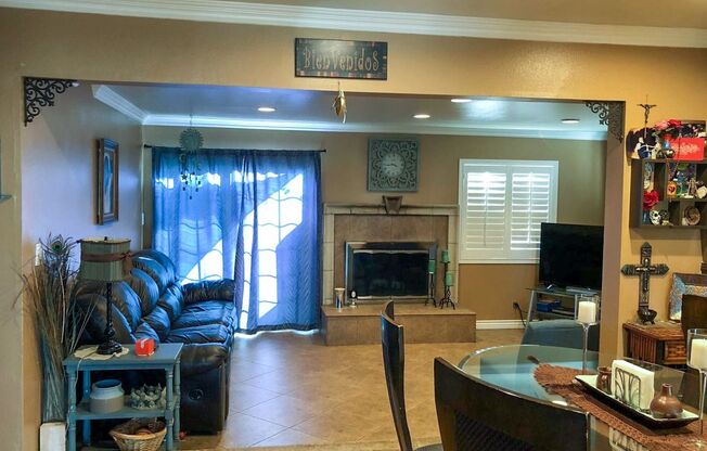 5 Bed 3 Bath House With Amazing Salt Water Pool!