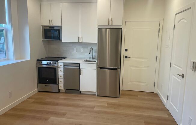 Studio, 1 bath, 312 sqft, $2,095, Unit 04