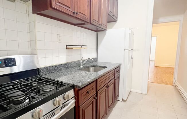 2 beds, 1 bath, $2,560, Unit 1L