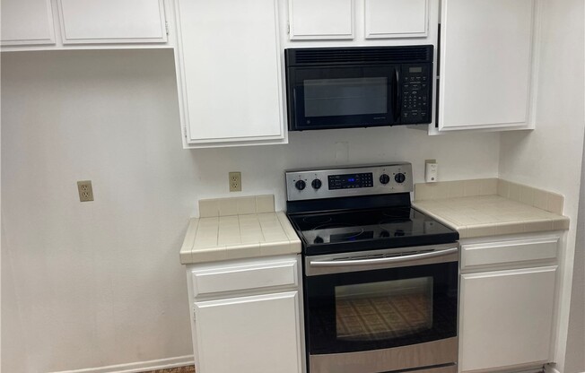 1 bed, 1 bath, 754 sqft, $2,300, Unit 902