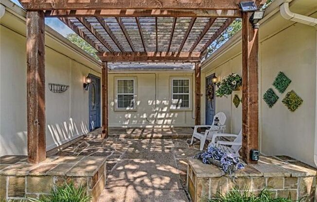 READY NOW! DARLING DUPLEX IN THE HEART OF ARLINGTON!