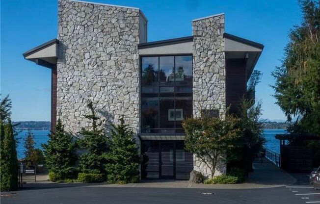 Cozy 1bd Condo in Heart of Downtown Kirkland!