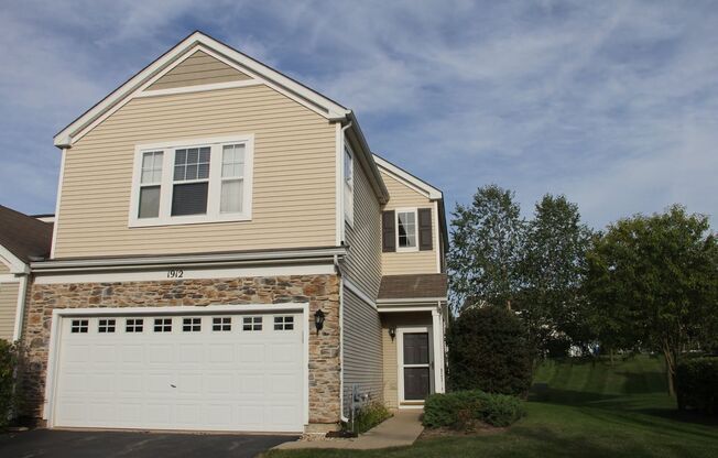 Beautiful 3 Bed/2.5 Bath Townhome Located in Carpentersville!