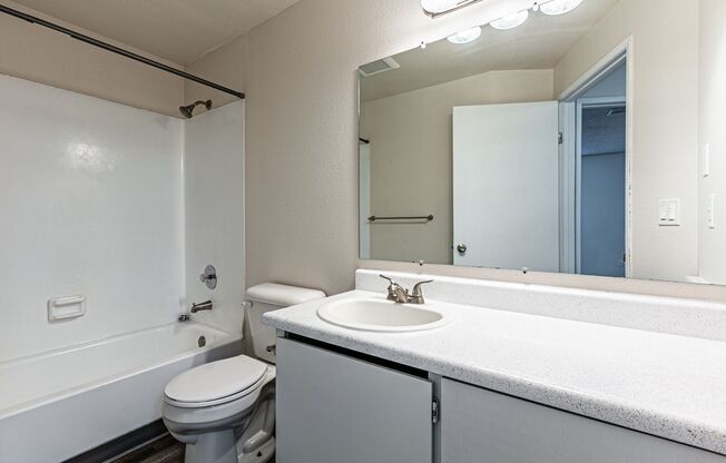 2 beds, 1 bath, 980 sqft, $1,645