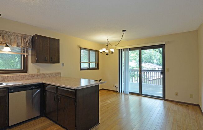 Spacious 2 BD / 1.75 BA Townhome In Maple Grove.