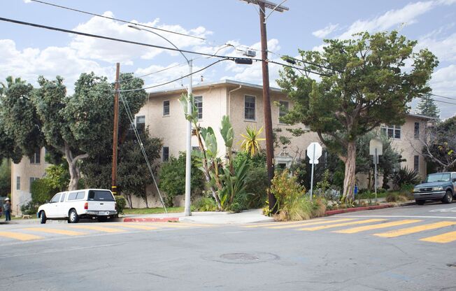 Hollister and 6th Street Apartments