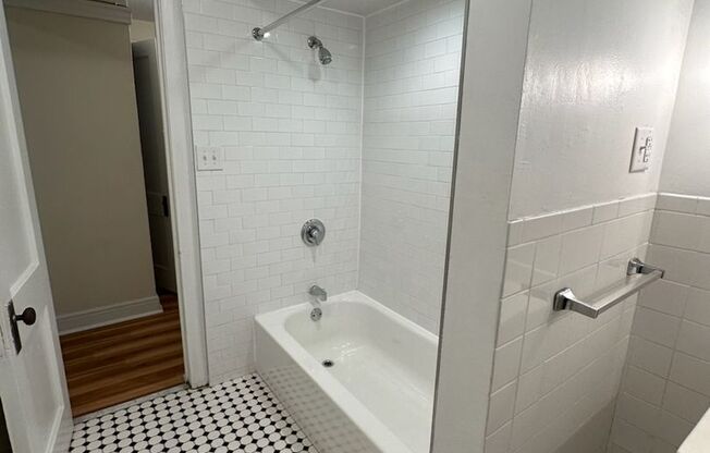 2 beds, 1 bath, 1,247 sqft, $2,000, Unit Old King Edward 18