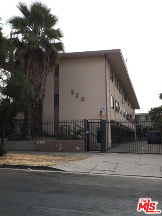 320 S HOBART BLVD