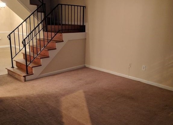 Charming 2 bed 1.5 bathe Town-home in friendly neighborhood!