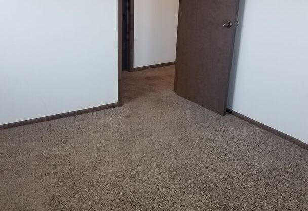 2 beds, 1 bath, $855, Unit 01