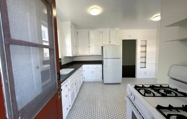 1 bed, 1 bath, 850 sqft, $2,295, Unit 626 N Spaulding Ave