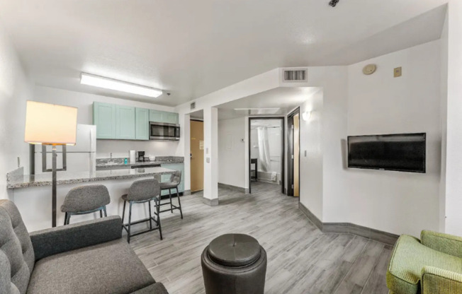 5858 W CHANDLER