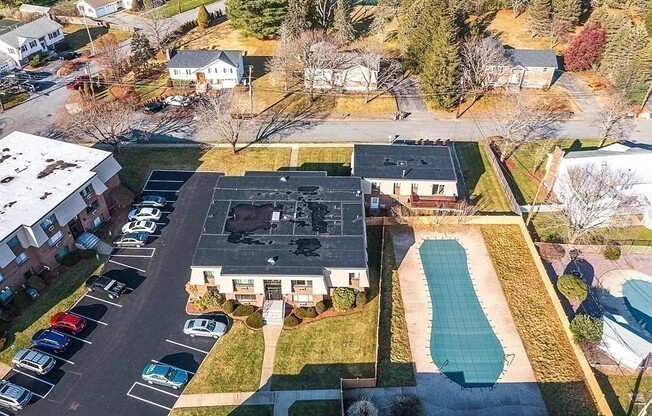 3 HALLMARK GDNS