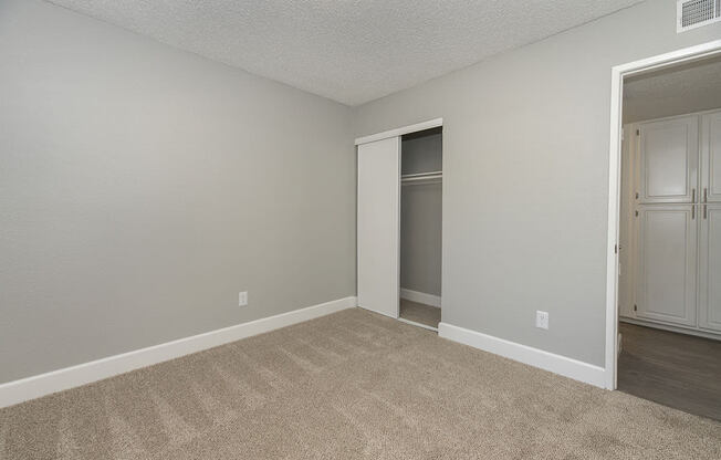 Bedroom with closet l Vue at the Lake in Sacramento