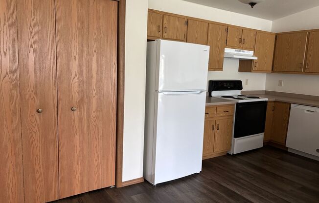 2 beds, 1 bath, $1,225, Unit 2409-10