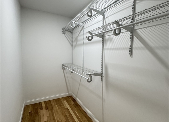 2 beds, 1 bath, 1,100 sqft, $4,000, Unit 7