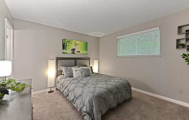 Large master bedroom at Heritage Hill Estates Apartments, Cincinnati, Ohio 45227