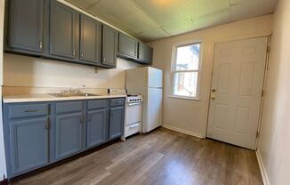 Amazing Four Bedroom in Oakland! Great Location, Ample Natural Light & More! Call Today!