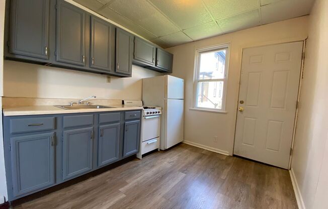 3 beds, 1 bath, $2,075, Unit 331