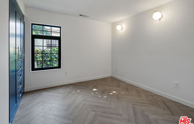 7320 1/2 9 AVE